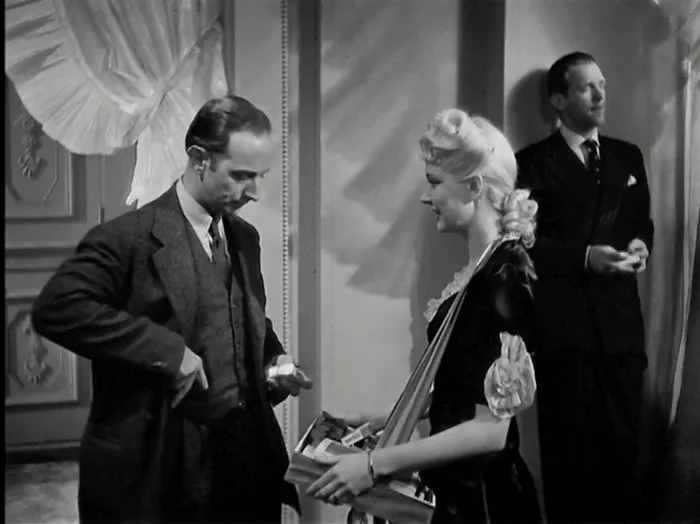 Douglas Fairbanks Jr. (Bill O’Brien), Ethelreda Leopold (Cigarette Girl), John Qualen (Charles Engle) zdroj: imdb.com