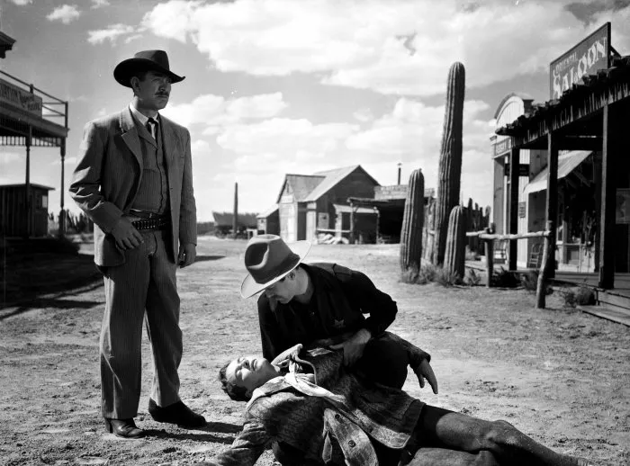 Henry Fonda (Wyatt Earp), Ward Bond (Morgan Earp), Tim Holt (Virgil Earp) zdroj: imdb.com