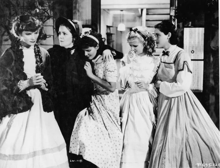 Katharine Hepburn (Jo), Joan Bennett (Amy), Spring Byington (Marmee), Frances Dee (Meg), Jean Parker (Beth) zdroj: imdb.com