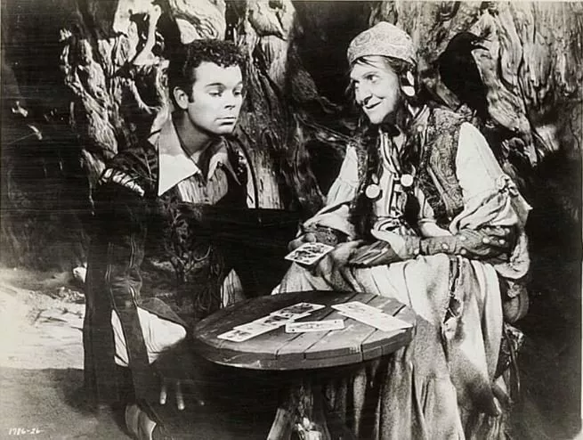 Beulah Bondi (The Gypsy (’The Dancing Princess’)), Russ Tamblyn (The Woodsman (’The Dancing Princess’)) zdroj: imdb.com