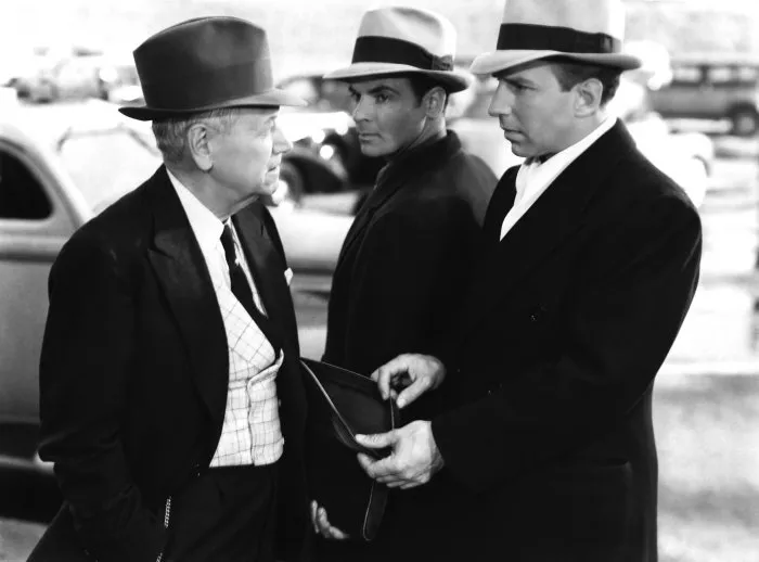 Charley Grapewin (Judge Emmett T. Brennan), Marc Lawrence (Bates), Lloyd Nolan (Mickey Dwyer) zdroj: imdb.com