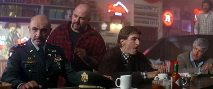 Sean Connery (Lt. Col. Alan Caldwell), Mark Harmon (Jay Austin), Rick Zumwalt (Bully in Bar) zdroj: imdb.com