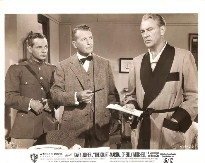 Gary Cooper (Col. Billy Mitchell), Ralph Bellamy (Congressman Frank R. Reid), James Daly (Lt. Col. Herbert White) zdroj: imdb.com