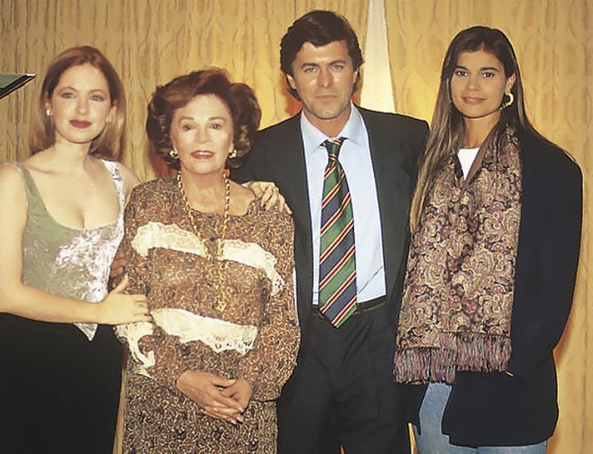 Andrea Del Boca (Perla Márquez Montifiori), María Rosa Gallo (Rosalía Pacheco Huergo), Gabriel Corrado (Tomás Álvarez Toledo), Millie Stegmann (Malvina Baggio)