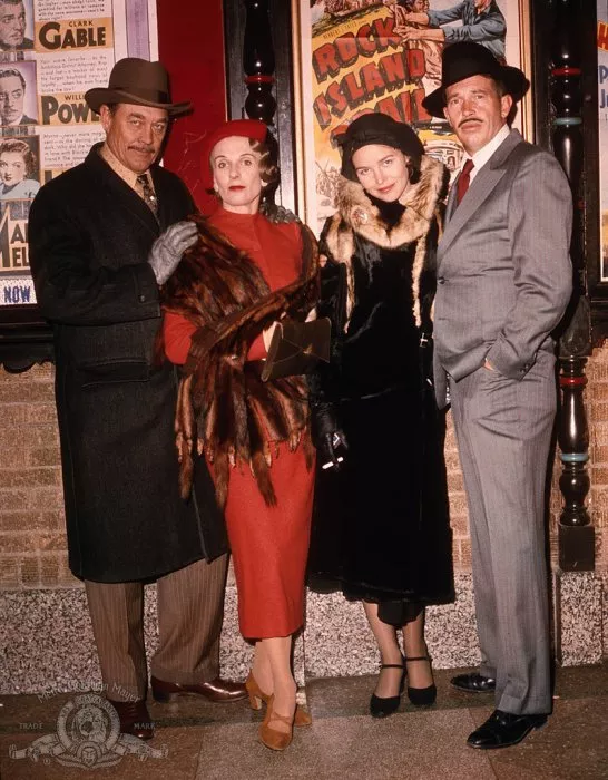 Cloris Leachman (Anna Sage), Ben Johnson (Melvin Purvis), Warren Oates (John Dillinger), Michelle Phillips (Billie Frechette) zdroj: imdb.com