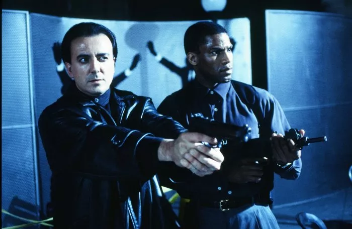 Tony Curtis Blondell (Blue, Police Detective), Phillipe Simon (Frenchy) zdroj: imdb.com