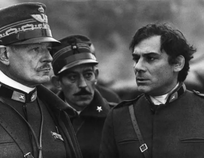 Gian Maria Volonté (tenente Ottolenghi), Alain Cuny (generale Leone) zdroj: imdb.com