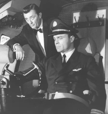 Robert Mitchum (Rod Anderson, Jr.), Mark Bailey (Private Airline Pilot) zdroj: imdb.com