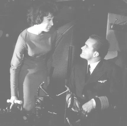 Shirley MacLaine (Louisa May Foster), Mark Bailey (Private Airline Pilot) zdroj: imdb.com