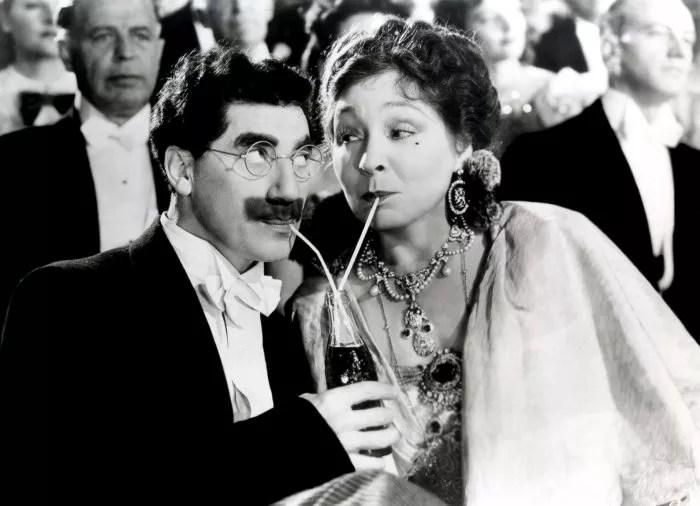 Groucho Marx (Attorney Loophole), Margaret Dumont (Mrs. Dukesbury) zdroj: imdb.com