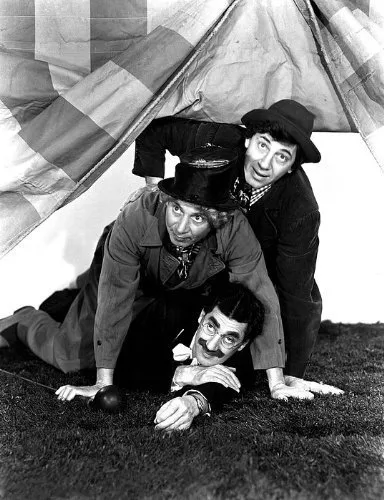 Groucho Marx (Attorney Loophole), Chico Marx (Antonio), Harpo Marx (’Punchy’) zdroj: imdb.com
