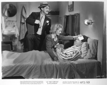 Groucho Marx (Attorney Loophole), Kenny Baker (Jeff Wilson), Florence Rice (Julie Randall) zdroj: imdb.com