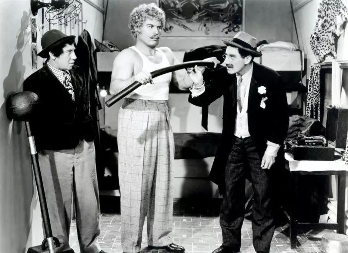 Groucho Marx (Attorney Loophole), Chico Marx (Antonio), Nat Pendleton (Goliath) zdroj: imdb.com