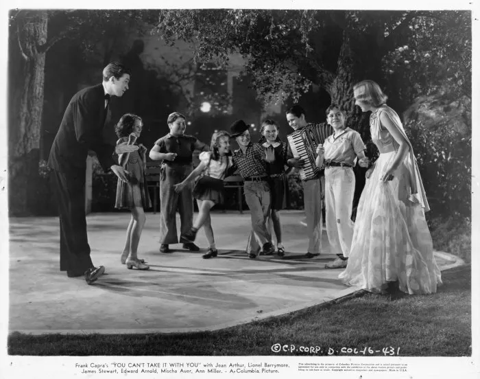 James Stewart (Tony Kirby), Jean Arthur (Alice Sycamore), Dorothy Babb (Child Dancer), Gloria Browne (Child Dancer), Roland Dupree, Joe Geil, Marion C. Rotolo zdroj: imdb.com