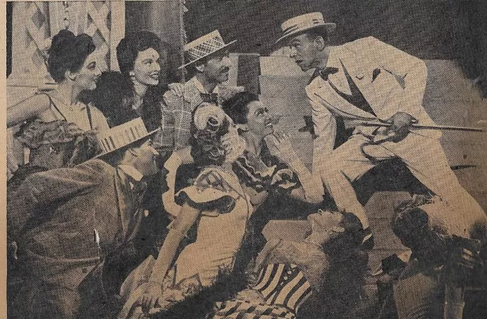 Fred Astaire (Don Hewes), Lola Albright (Hat Model), Shirley Ballard (Showgirl), Dolores Donlon (Showgirl) zdroj: imdb.com