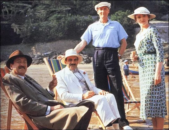 Hugh Fraser (Captain Hastings), Philip Jackson (Chief Inspector Japp), Pauline Moran (Miss Lemon), David Suchet (Hercule Poirot) zdroj: imdb.com