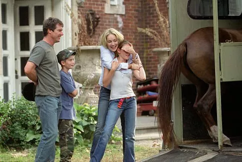Sharon Stone (Leah Tilson), Kristen Stewart (Kristen Tilson), Ryan Wilson (Jesse Tilson) zdroj: imdb.com
