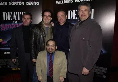 Robin Williams (Rainbow Randolph), Harvey Fierstein (Merv Green), Danny Woodburn (Angelo Pike) zdroj: imdb.com 
promo k filmu