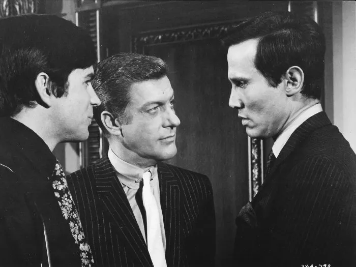 Dick Van Dyke (Jack Albany), Tony Bill (Florian), Henry Silva (Frank Boley) zdroj: imdb.com
