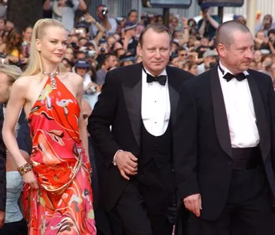 Nicole Kidman (Grace Margaret Mulligan), Stellan Skarsgård (Chuck), Lars von Trier zdroj: imdb.com 
promo k filmu