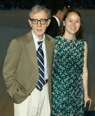 Woody Allen (David Dobel), Soon-Yi Previn zdroj: imdb.com 
promo k filmu