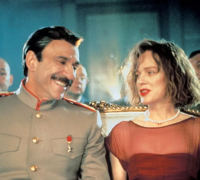 F. Murray Abraham (Stalin), Judy Davis (Joan) zdroj: imdb.com