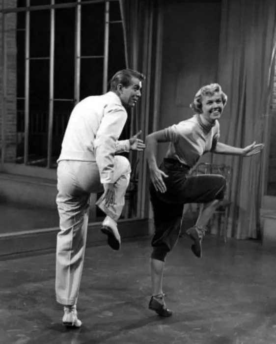 Doris Day (Nanette Carter), Gene Nelson (Tommy Trainor) zdroj: imdb.com