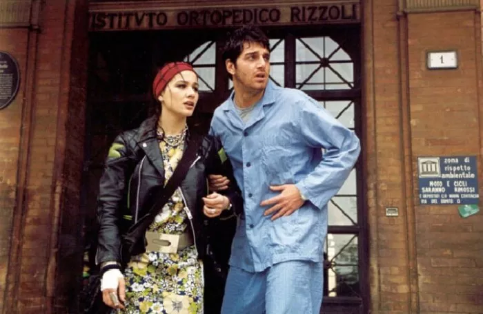 Nicole Grimaudo (Simona Stanzani aka Nikita), Giampaolo Morelli (Ispettore Coliandro) zdroj: imdb.com