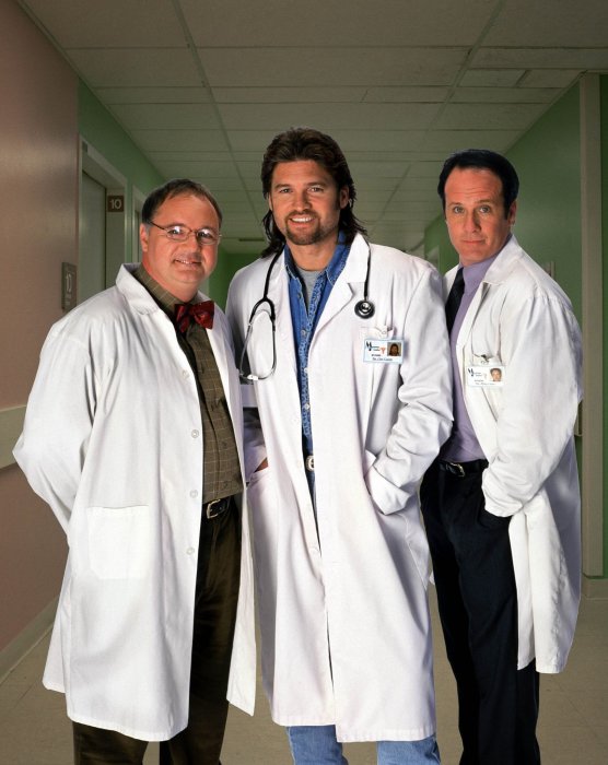Billy Ray Cyrus (Dr. Clint ’Doc’ Cassidy), Ron Lea (Dr. Oliver Crane), Derek McGrath (Dr. Derek Hebert) zdroj: imdb.com