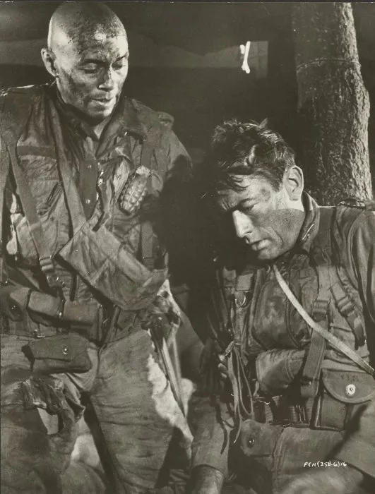 Gregory Peck (Lt. Joe Clemons), Woody Strode (Pvt. Franklin) zdroj: imdb.com