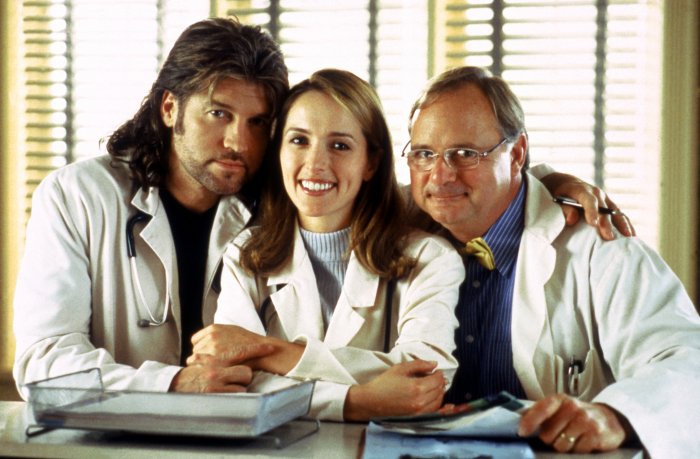 Billy Ray Cyrus (Dr. Clint ’Doc’ Cassidy), Derek McGrath (Dr. Derek Hebert) zdroj: imdb.com