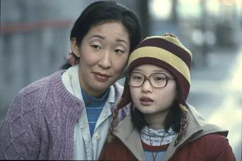 Sandra Oh (Kin Ho Lum), Valerie Tian (Mindy Lum) zdroj: imdb.com