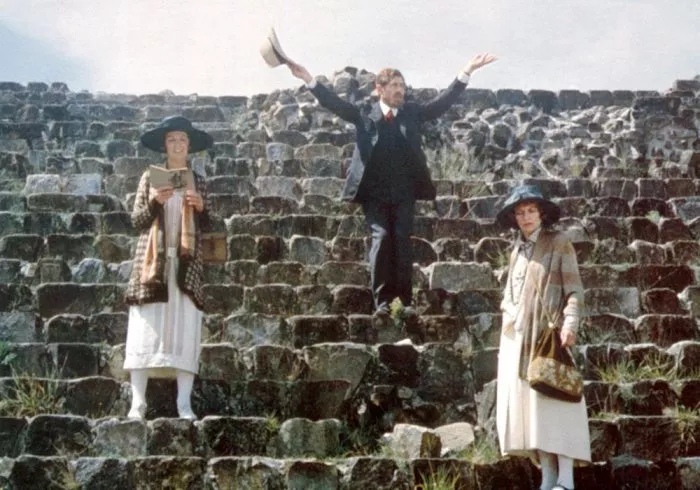 Ian McKellen (D.H. Lawrence), Penelope Keith (The Honourable Dorothy Brett), Janet Suzman (Frieda Lawrence) zdroj: imdb.com
