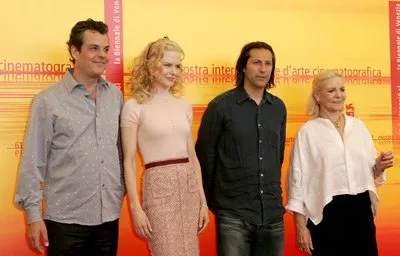 Lauren Bacall (Eleanor), Nicole Kidman (Anna), Jonathan Glazer, Danny Huston (Joseph) zdroj: imdb.com 
promo k filmu