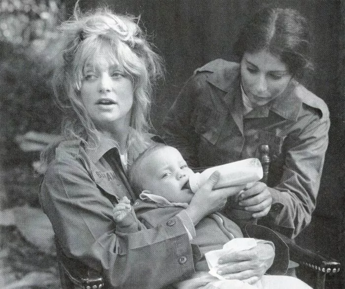 Goldie Hawn (Judy Benjamin), Kate Hudson, Toni Kalem (Pvt. Tina Gianelli) zdroj: imdb.com