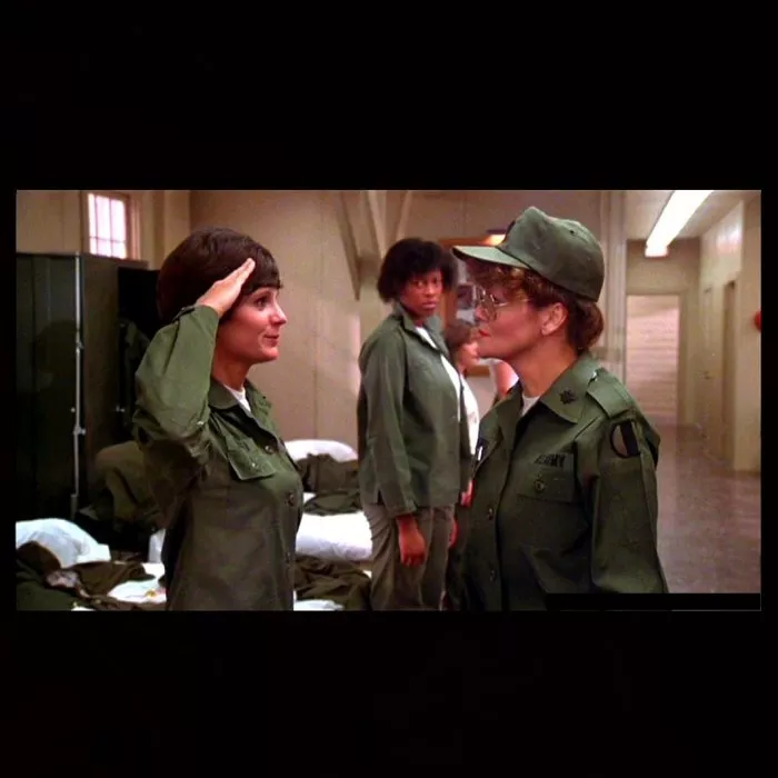 P. J. Soles (Pvt. Wanda Winter), Eileen Brennan (Capt. Doreen Lewis) zdroj: imdb.com