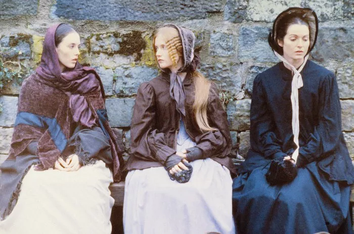 Isabelle Adjani (Emily Brontë), Isabelle Huppert (Anne Brontë), Marie-France Pisier (Charlotte Brontë) zdroj: imdb.com