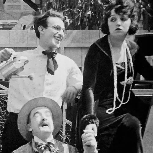 Bebe Daniels (The Bride), Harold Lloyd (The Boy), ’Snub’ Pollard (The Neighbor) zdroj: imdb.com