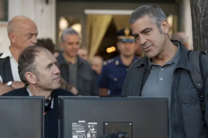 George Clooney (Jack), Anton Corbijn, Guido Palliggiano (Waiter (Market)) zdroj: imdb.com