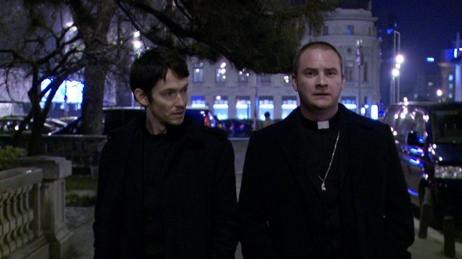 Simon Quarterman (Father Ben Rawlings), Evan Helmuth (Father David Keane)