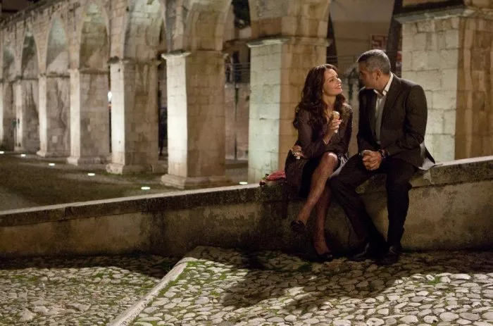 George Clooney (Jack), Violante Placido (Clara) zdroj: imdb.com