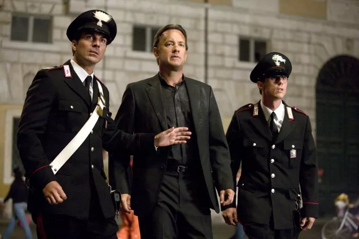 Tom Hanks (Robert Langdon), Victor Alfieri (Lieutenant Valenti) zdroj: imdb.com