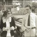 On ve strašidelném domě (1920) - The Girl