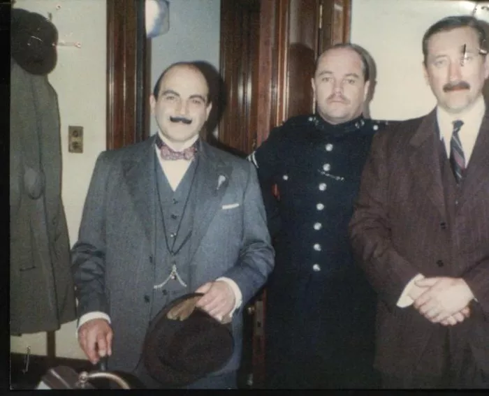 David Bowles (Sgt. Evans), Philip Jackson (Chief Inspector Japp), David Suchet (Hercule Poirot) zdroj: imdb.com