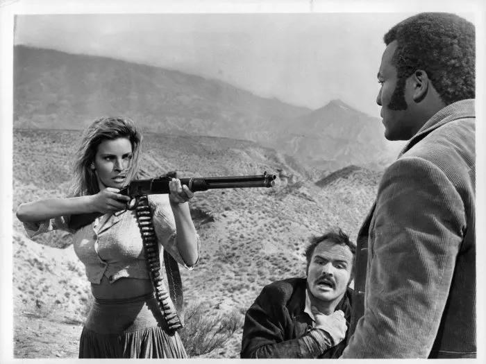 Raquel Welch (Sarita), Burt Reynolds (Yaqui Joe), Jim Brown (Lyedecker) zdroj: imdb.com