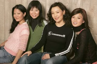 Joan Chen (Hwei-Lan Gao - Ma), Michelle Krusiec (Wilhelmina ’Wil’ Pang), Lynn Chen (Vivian Shing), Alice Wu zdroj: imdb.com 
promo k filmu