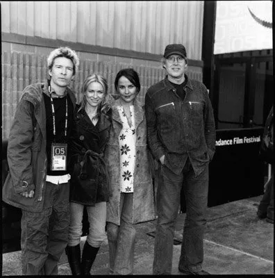 Chevy Chase (Dennis Swartzbaum), Rebecca Rigg (Sam), Scott Coffey (Chris), Naomi Watts (Ellie Parker) zdroj: imdb.com 
promo k filmu