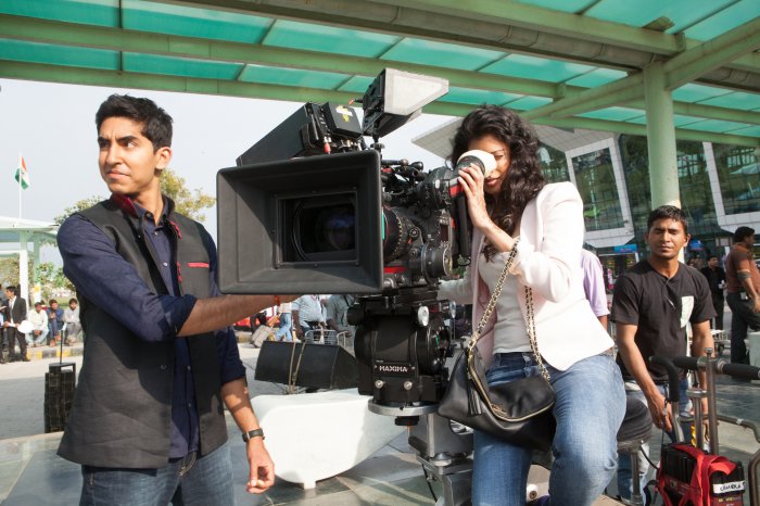 Dev Patel (Sonny Kapoor), Tina Desai (Sunaina) zdroj: imdb.com