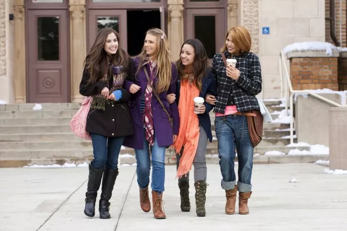 Indiana Evans (Emmaline ’Emma’ Robinson), Alix Elizabeth Gitter (Lizzie), Aimee Carrero (Jude), Hayley Kiyoko (Helen) zdroj: imdb.com