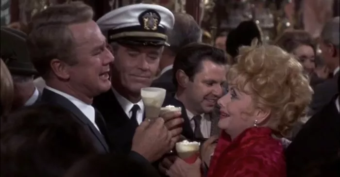 Henry Fonda (Frank Beardsley), Lucille Ball (Helen North Beardsley), Van Johnson (Warrant Officer Darrel Harrison) zdroj: imdb.com